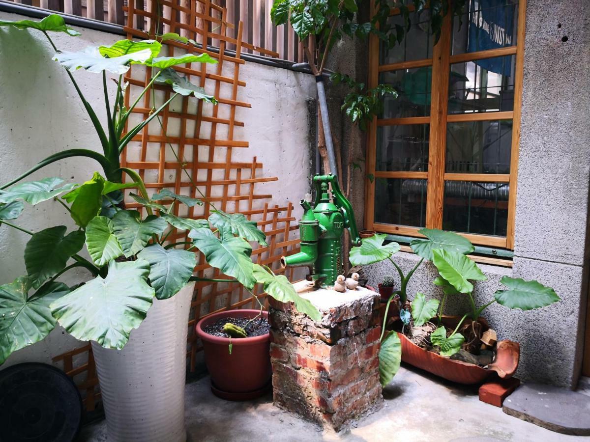 Honey House Tainan Bed and Breakfast Exteriör bild